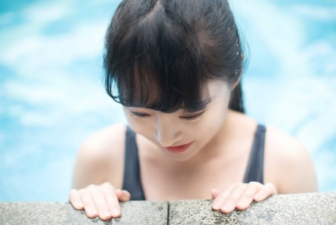 连体泳衣美女萝莉酥胸翘臀湿身诱惑 连体泳衣美女萝莉酥胸翘臀湿身诱惑