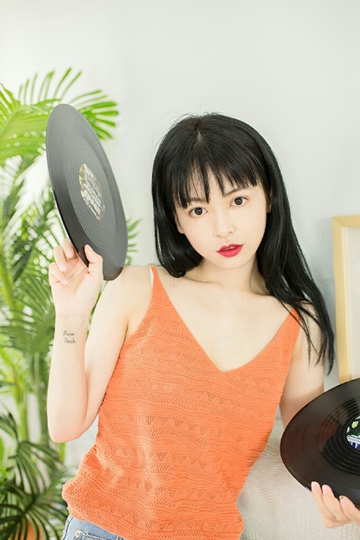 红唇雪肤美女御姐吊带热裤香肩美腿