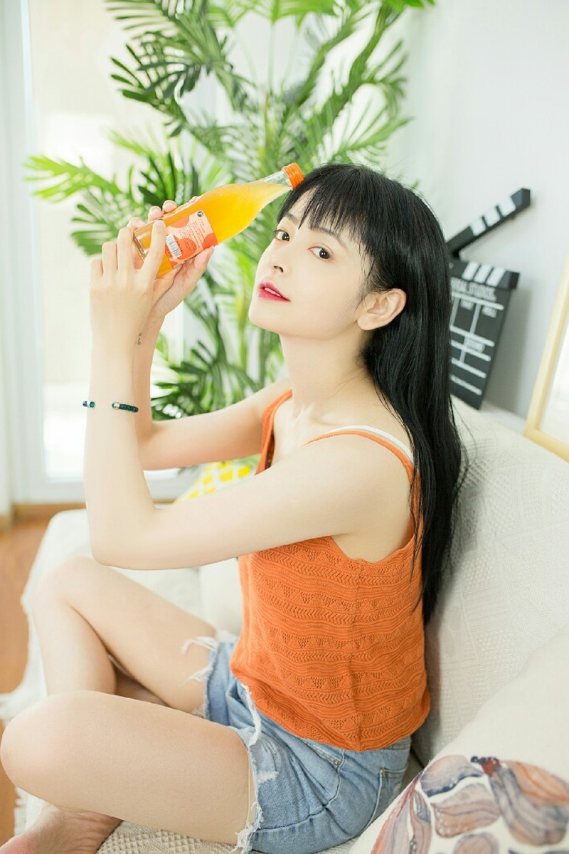 红唇雪肤美女御姐吊带热裤香肩美腿 红唇雪肤美女御姐吊带热裤香肩美腿