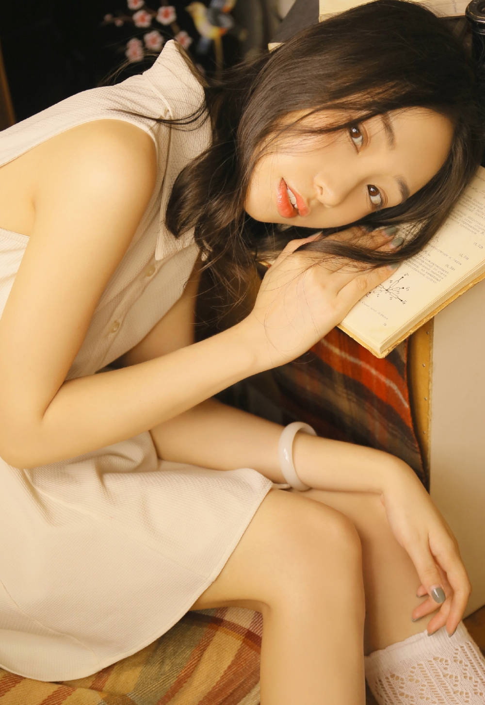 甜美清纯连衣裙小姐姐白丝美腿纤细笔直 甜美清纯连衣裙小姐姐白丝美腿纤细笔直