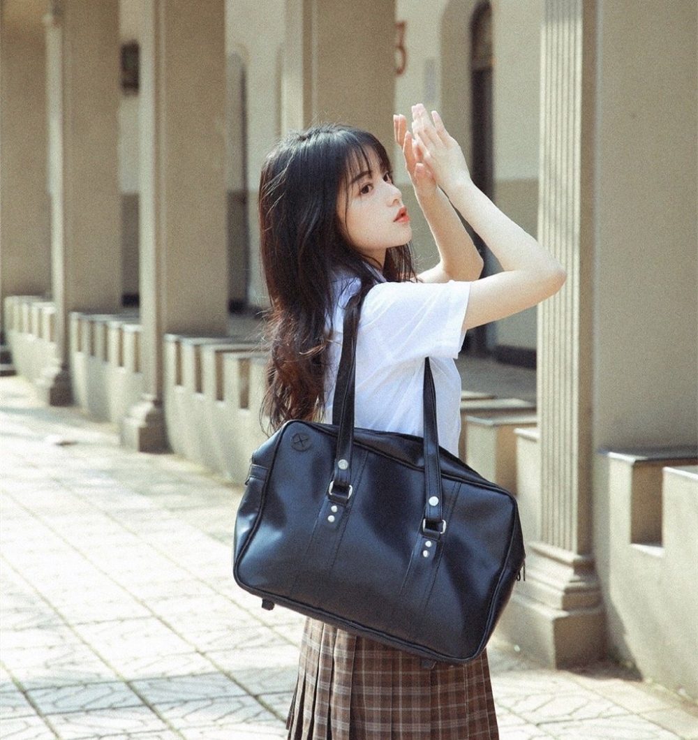 阳光下的美女校花学生制服清纯动人 阳光下的美女校花学生制服清纯动人