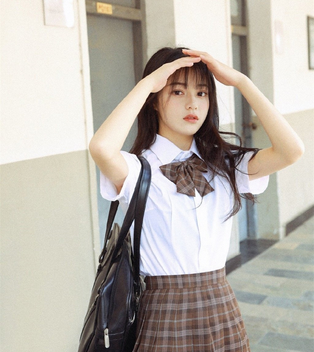 阳光下的美女校花学生制服清纯动人 阳光下的美女校花学生制服清纯动人