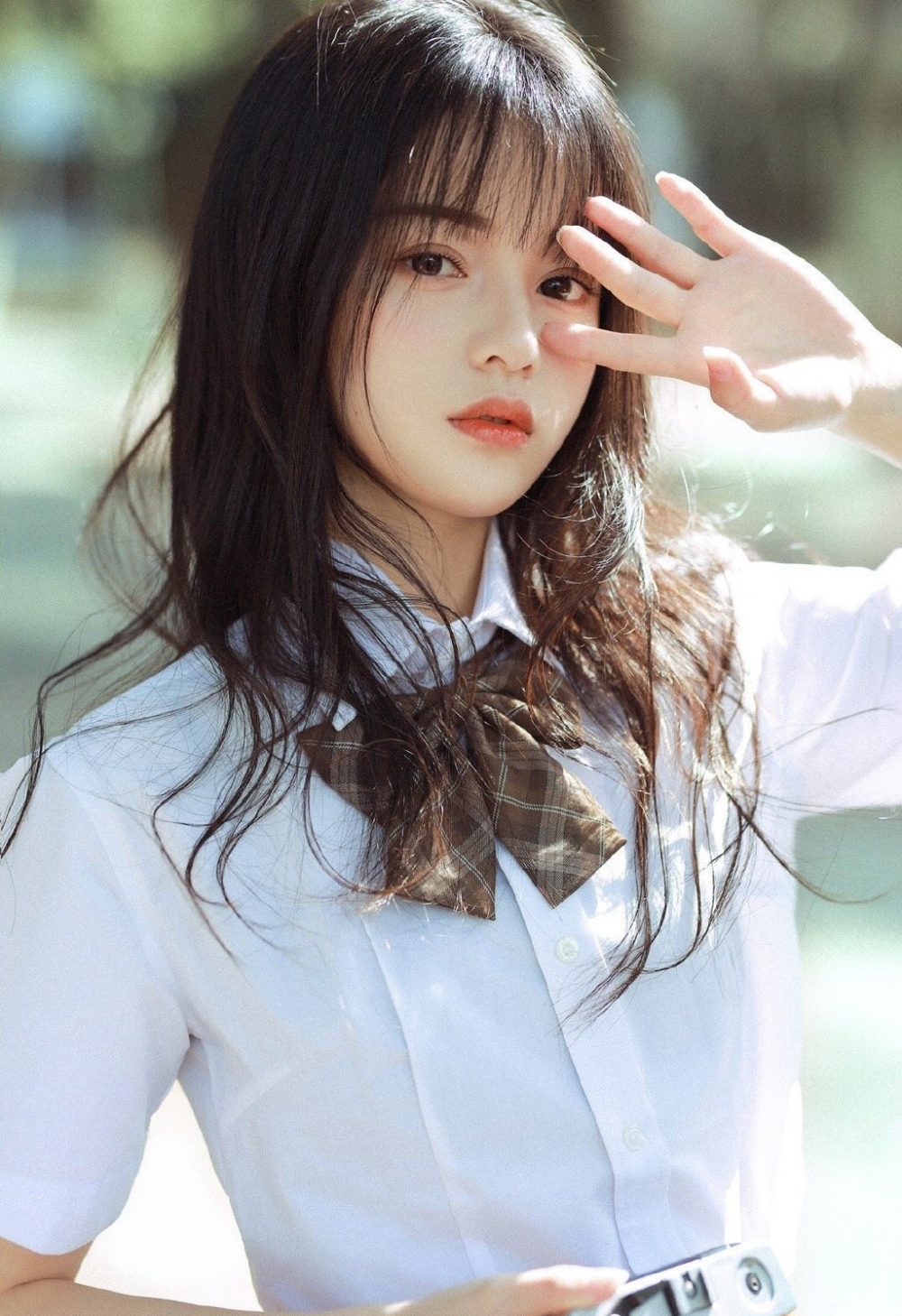 阳光下的美女校花学生制服清纯动人 阳光下的美女校花学生制服清纯动人