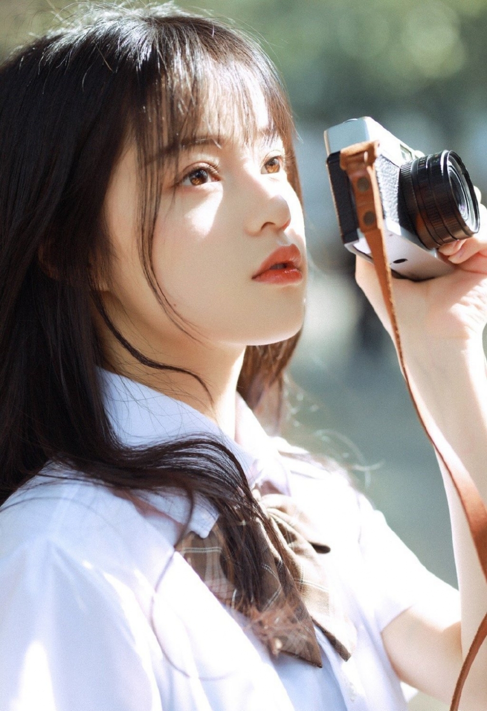 阳光下的美女校花学生制服清纯动人 阳光下的美女校花学生制服清纯动人