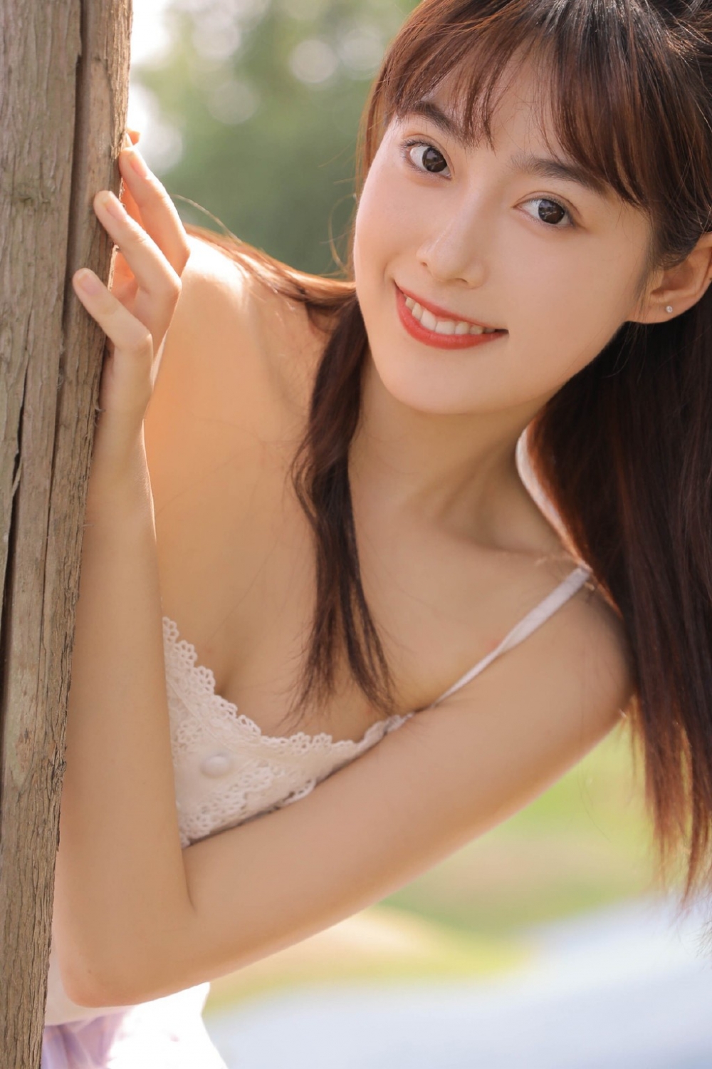 清纯美女吊带短裤香肩美腿 清纯美女吊带短裤香肩美腿