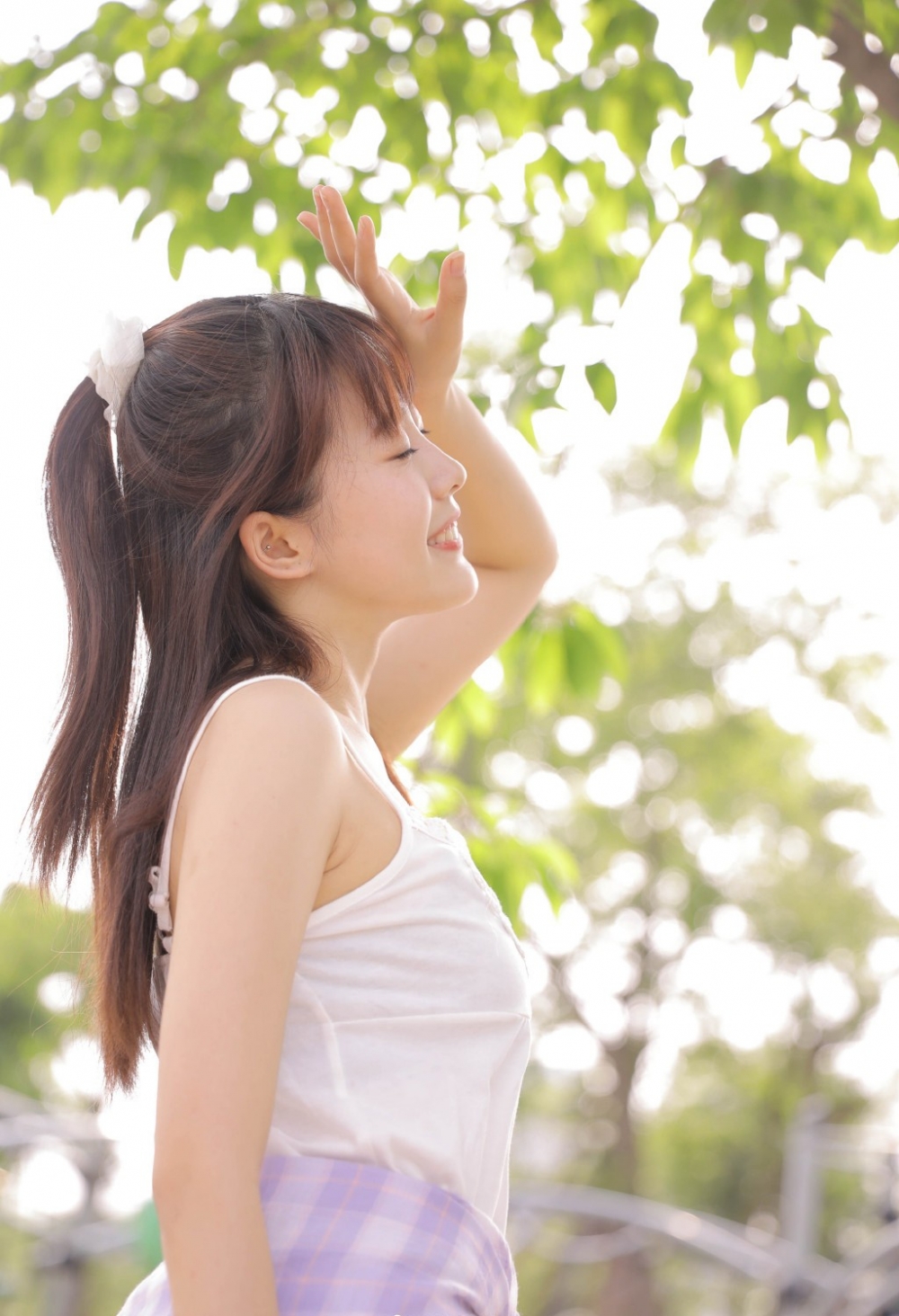 清纯美女吊带短裤香肩美腿 清纯美女吊带短裤香肩美腿