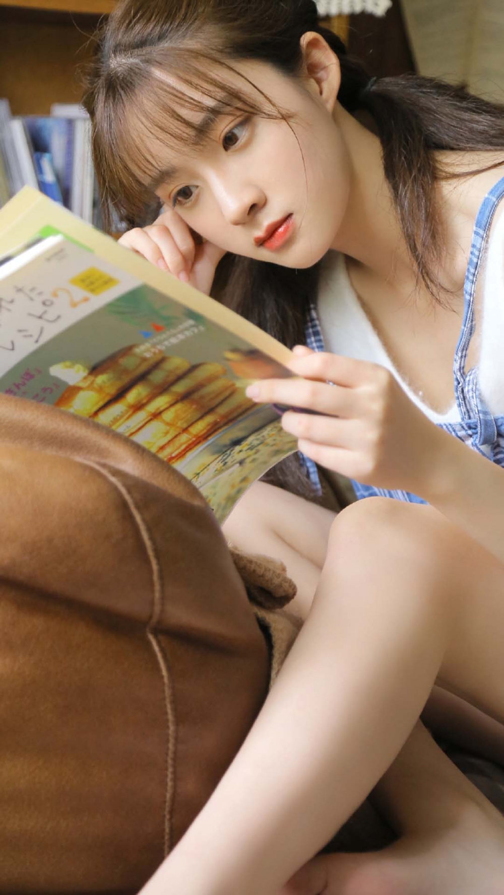 沙发上的双马尾辫美女萝莉俏皮可爱 沙发上的双马尾辫美女萝莉俏皮可爱