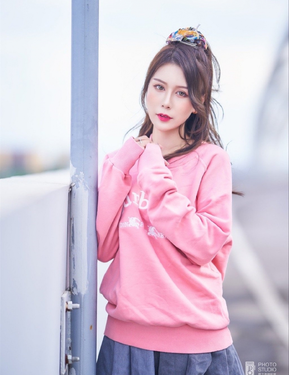 卷发美女肤白貌美个高腿长青春靓丽 卷发美女肤白貌美个高腿长青春靓丽