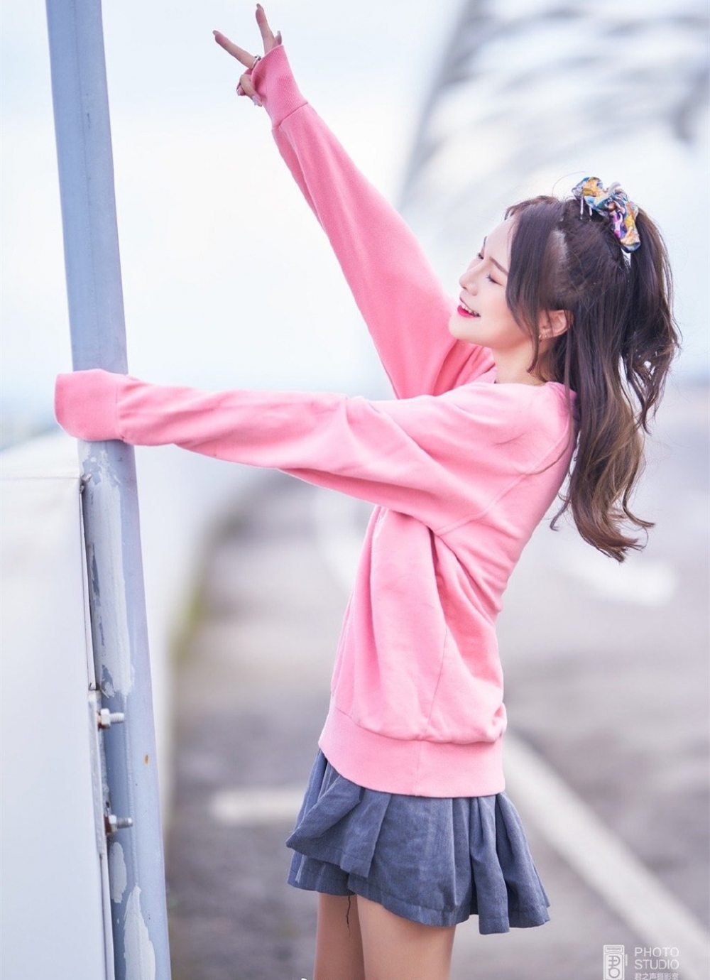 卷发美女肤白貌美个高腿长青春靓丽 卷发美女肤白貌美个高腿长青春靓丽