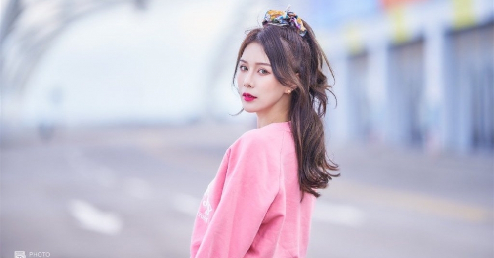 卷发美女肤白貌美个高腿长青春靓丽 卷发美女肤白貌美个高腿长青春靓丽