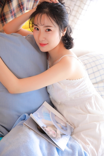 短发美女漂亮脸蛋精致侧颜清纯动人