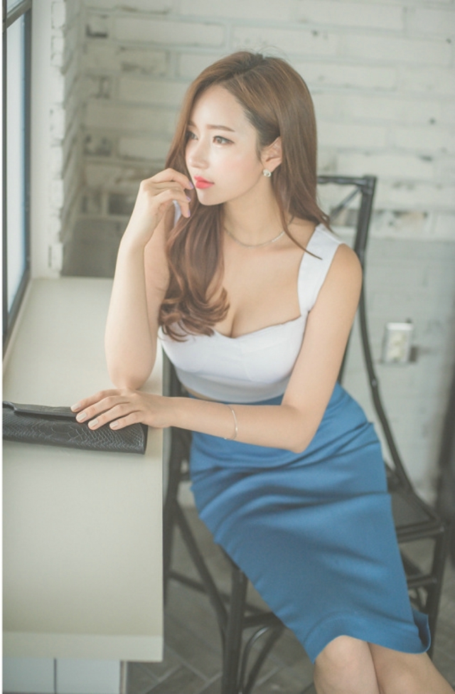 高跟鞋美女吊带包臀裙酥胸美腿性感迷人 高跟鞋美女吊带包臀裙酥胸美腿性感迷人