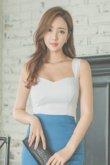 高跟鞋美女吊带包臀裙酥胸美腿性感迷人