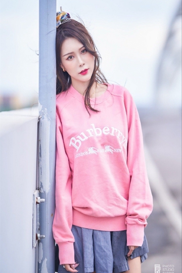 卷发美女肤白貌美个高腿长青春靓丽
