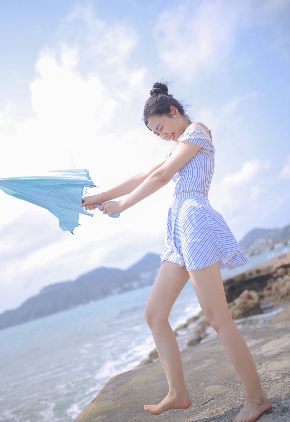 海边美女吊带短裙高挑身材白皙美腿 海边美女吊带短裙高挑身材白皙美腿