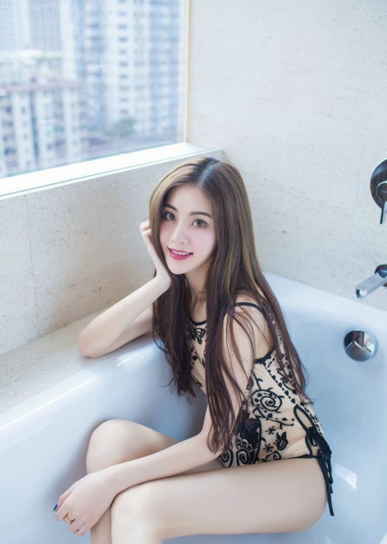 浴缸美女连体泳衣美腿翘臀性感火辣 浴缸美女连体泳衣美腿翘臀性感火辣