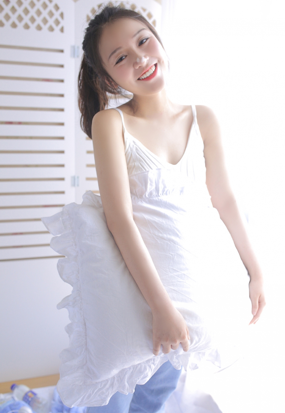 牛仔裤美少女吊带香肩露齿甜笑 牛仔裤美少女吊带香肩露齿甜笑