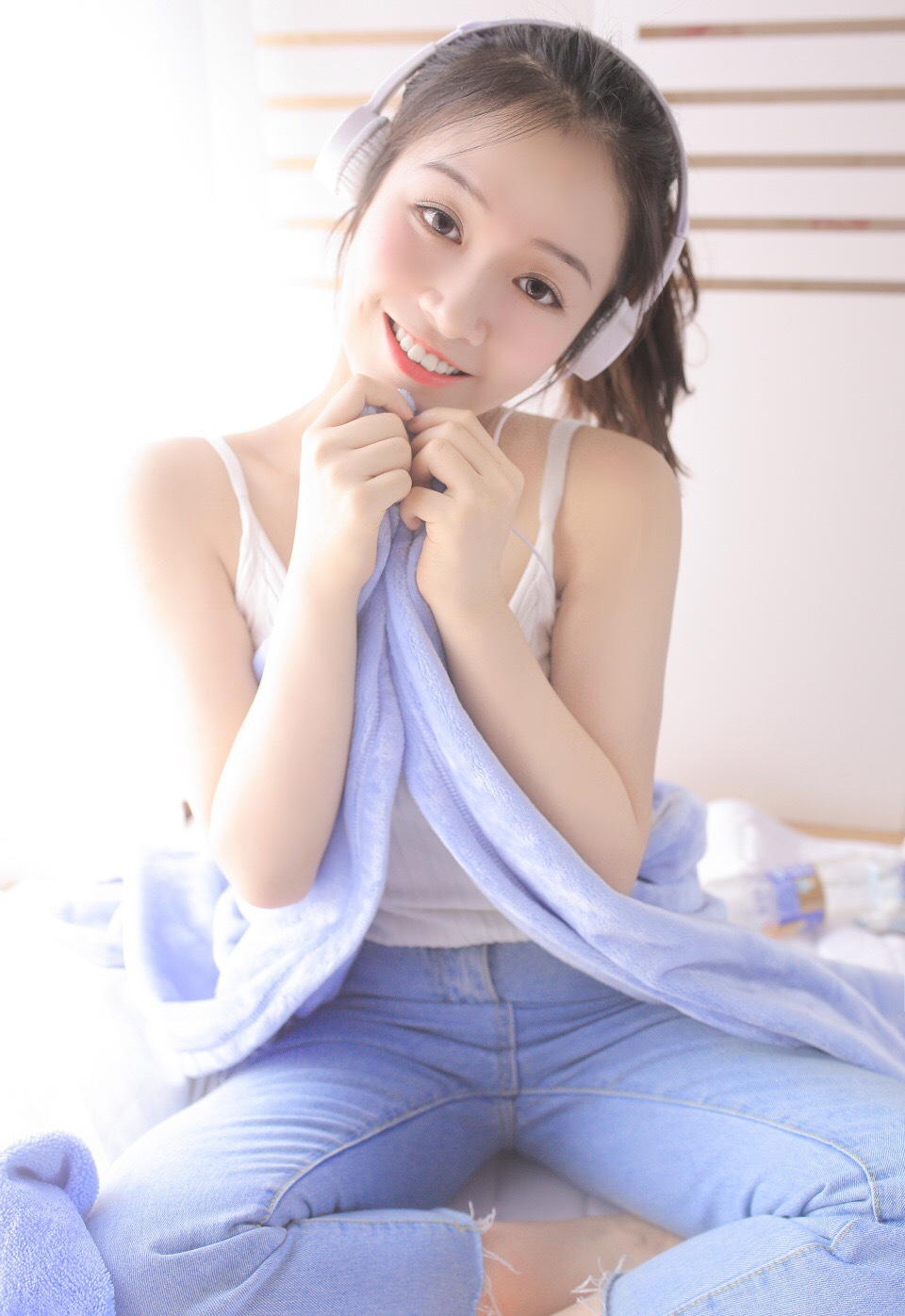 牛仔裤美少女吊带香肩露齿甜笑 牛仔裤美少女吊带香肩露齿甜笑