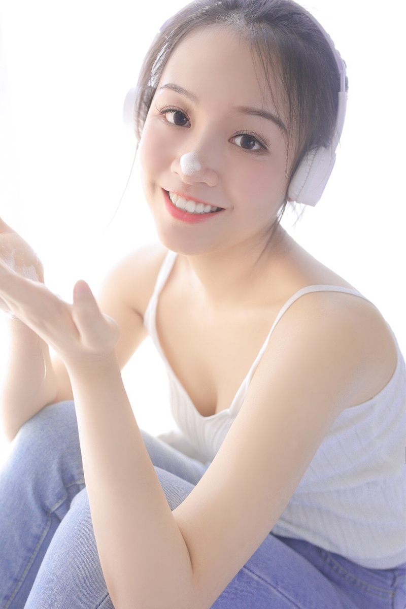 牛仔裤美少女吊带香肩露齿甜笑 牛仔裤美少女吊带香肩露齿甜笑