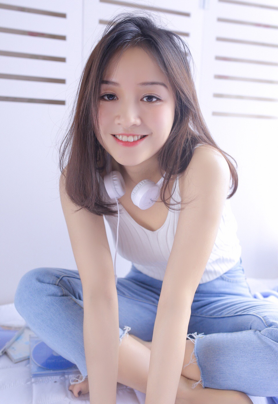 牛仔裤美少女吊带香肩露齿甜笑 牛仔裤美少女吊带香肩露齿甜笑