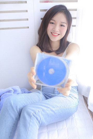 牛仔裤美少女吊带香肩露齿甜笑