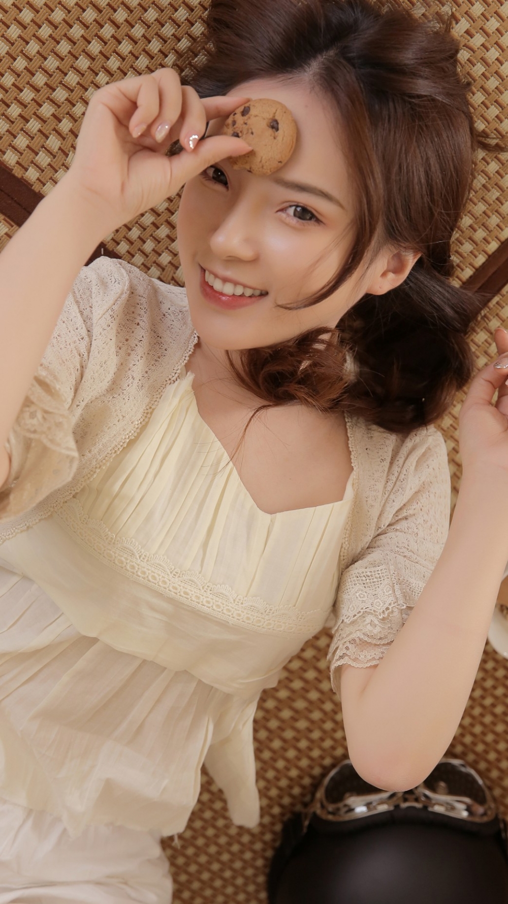 麻花辫美女白皙大长腿甜美笑容清新气质 麻花辫美女白皙大长腿甜美笑容清新气质