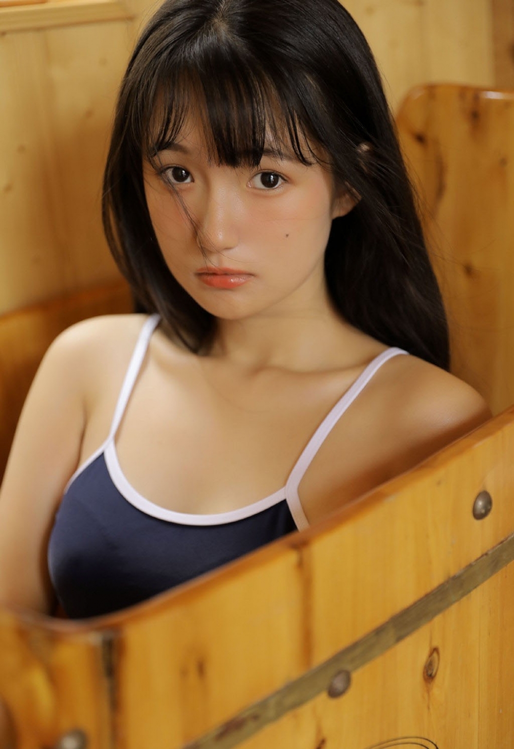 大眼萌妹连体泳衣香肩美腿美丽动人 大眼萌妹连体泳衣香肩美腿美丽动人