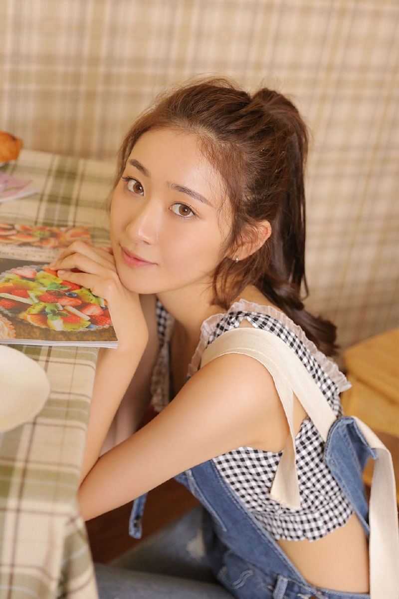 马尾辫美女牛仔背带裤青春靓丽 马尾辫美女牛仔背带裤青春靓丽