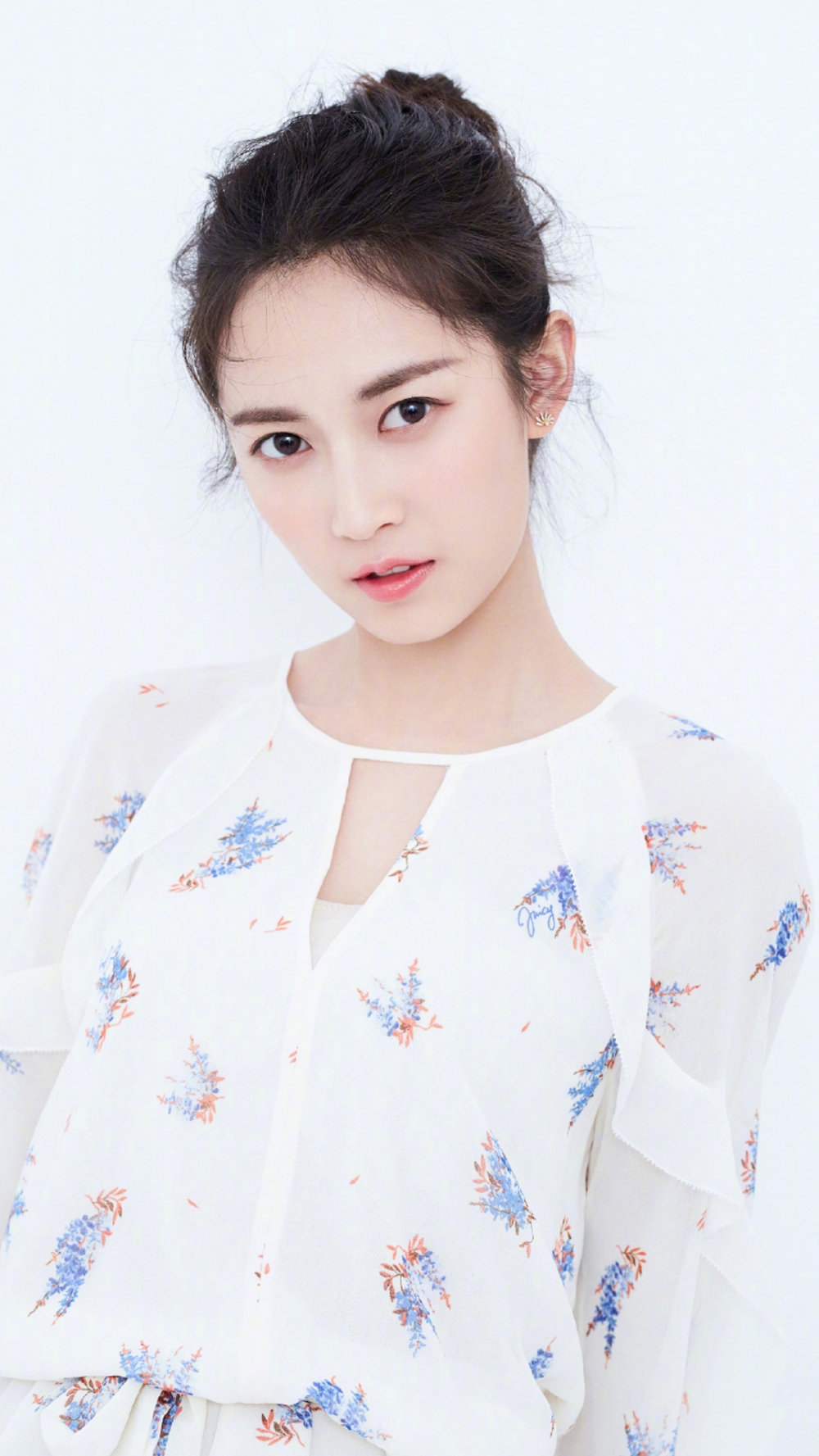 印花连衣裙清爽丸子头清新甜美 印花连衣裙清爽丸子头清新甜美