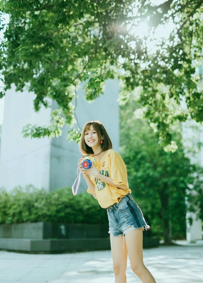 阳光下的森系美女T恤热裤青春活力 阳光下的森系美女T恤热裤青春活力