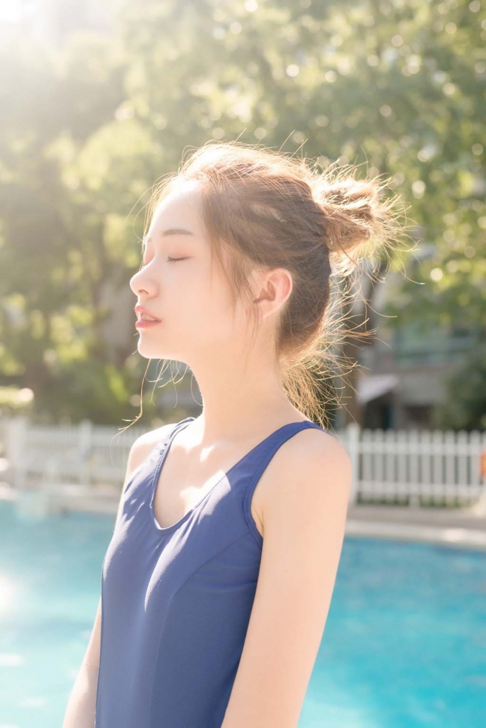 丸子头美女死水库泳衣白嫩肌肤苗条身材 丸子头美女死水库泳衣白嫩肌肤苗条身材