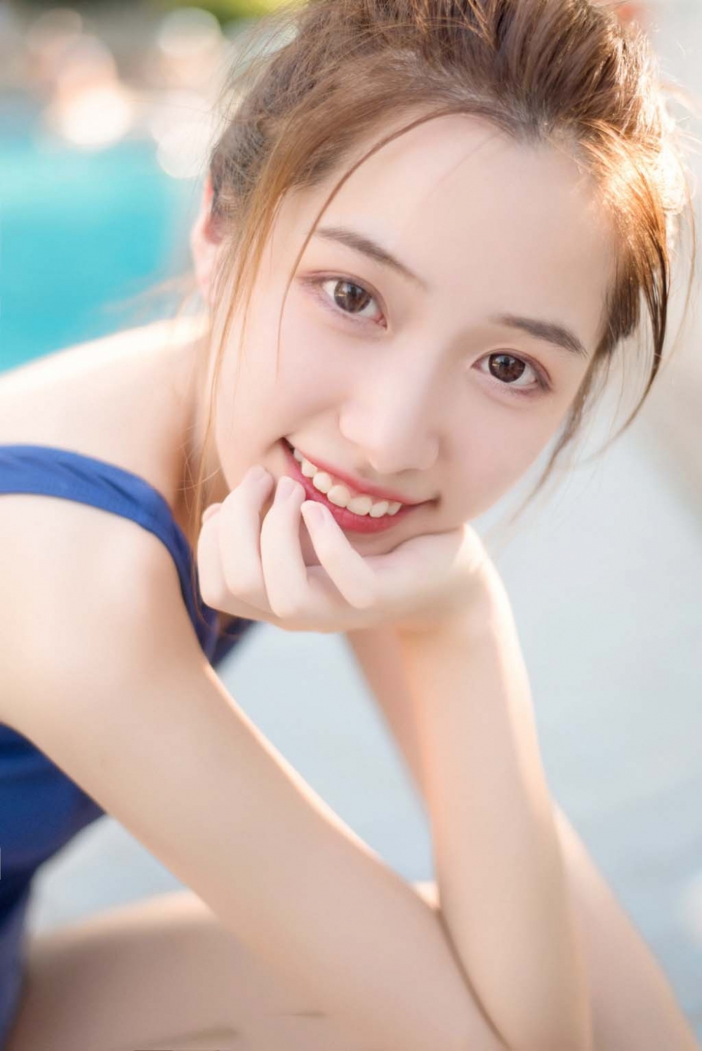 丸子头美女死水库泳衣白嫩肌肤苗条身材 丸子头美女死水库泳衣白嫩肌肤苗条身材