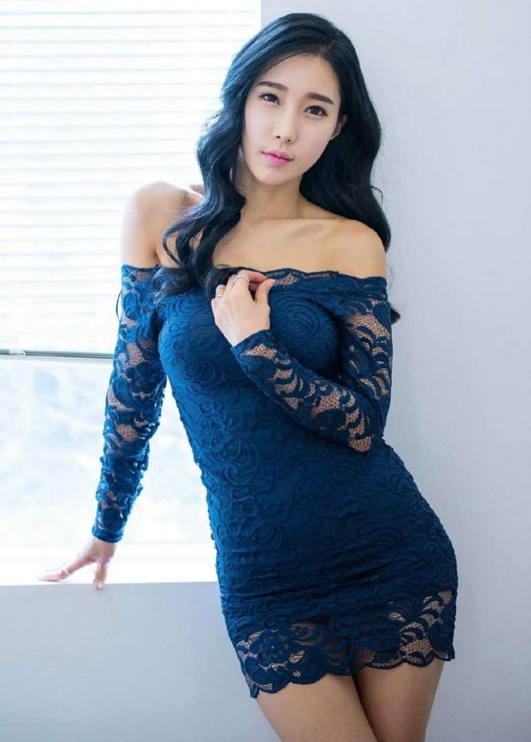 卷发美女一字肩包臀裙美腿翘臀性感火辣 卷发美女一字肩包臀裙美腿翘臀性感火辣