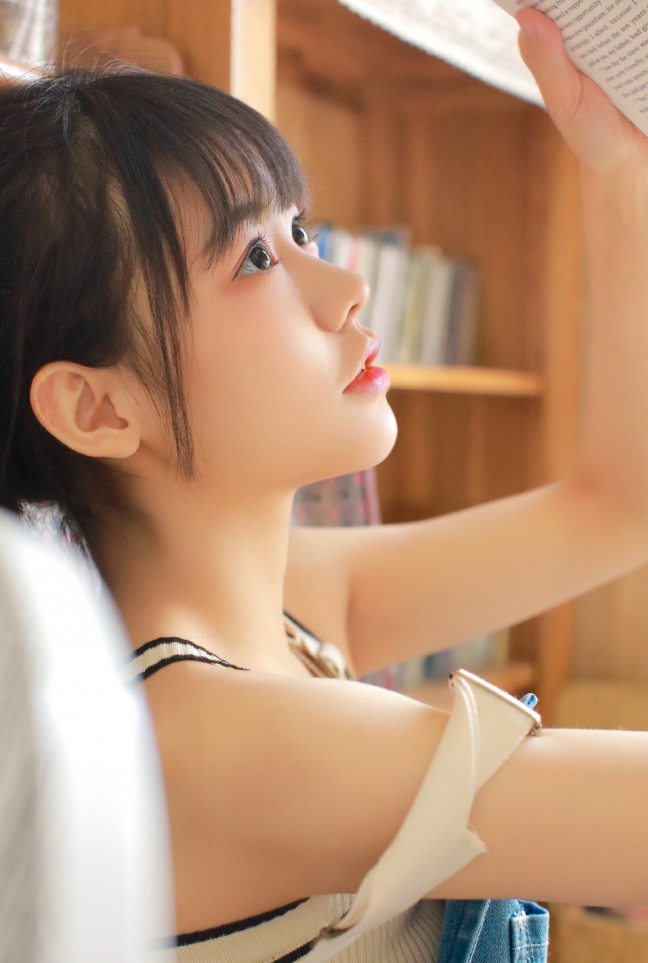 大眼睛萌妹子齐刘海高马尾俏皮可爱 大眼睛萌妹子齐刘海高马尾俏皮可爱