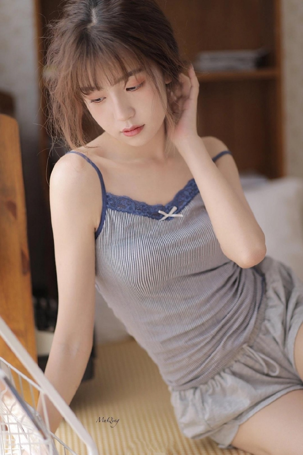 邻家女孩吊带短裤香肩美腿清纯动人 邻家女孩吊带短裤香肩美腿清纯动人