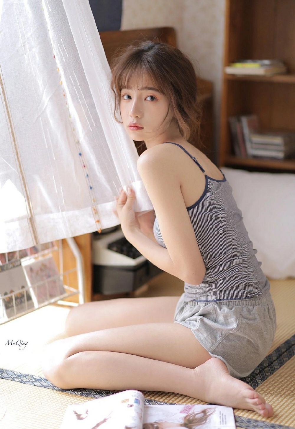 邻家女孩吊带短裤香肩美腿清纯动人 邻家女孩吊带短裤香肩美腿清纯动人
