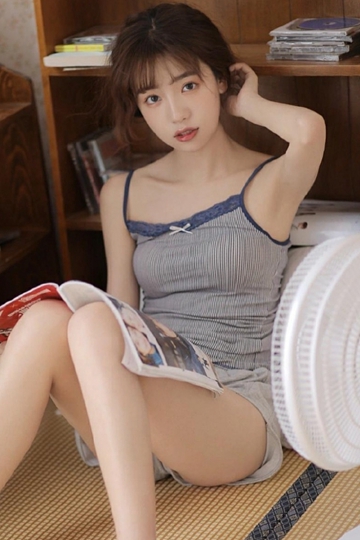 邻家女孩吊带短裤香肩美腿清纯动人