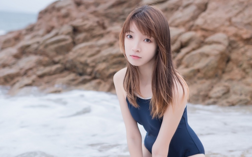 海边美女吊带连体泳衣香肩美腿性感撩人 海边美女吊带连体泳衣香肩美腿性感撩人