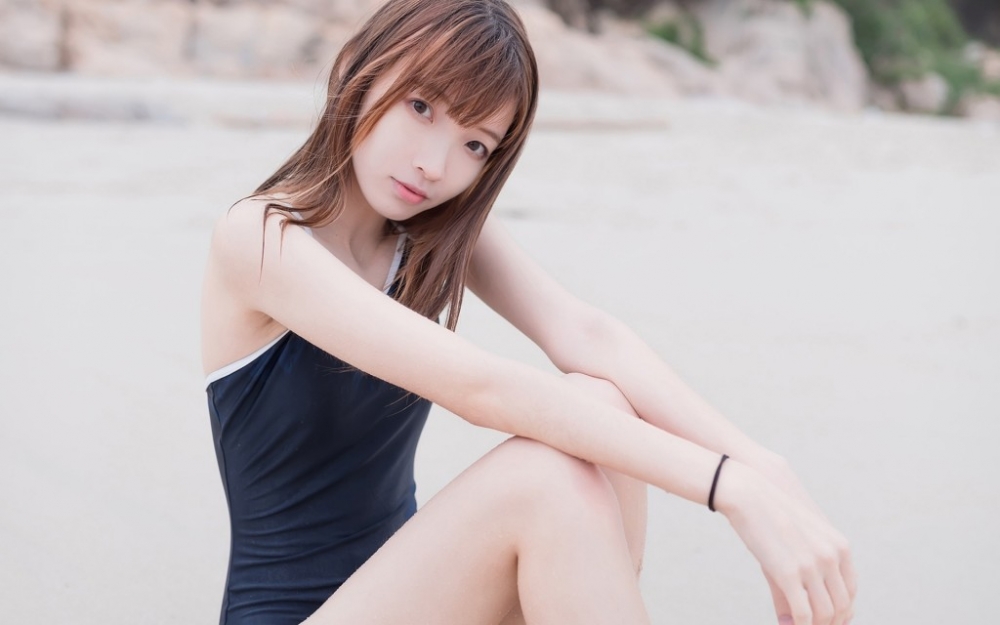 海边美女吊带连体泳衣香肩美腿性感撩人 海边美女吊带连体泳衣香肩美腿性感撩人