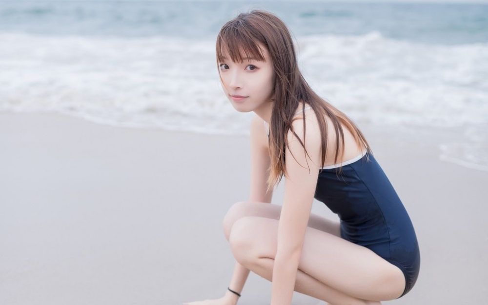 海边美女吊带连体泳衣香肩美腿性感撩人 海边美女吊带连体泳衣香肩美腿性感撩人