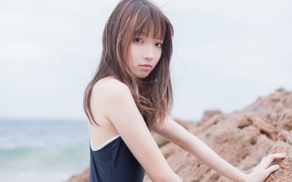 海边美女吊带连体泳衣香肩美腿性感撩人 海边美女吊带连体泳衣香肩美腿性感撩人