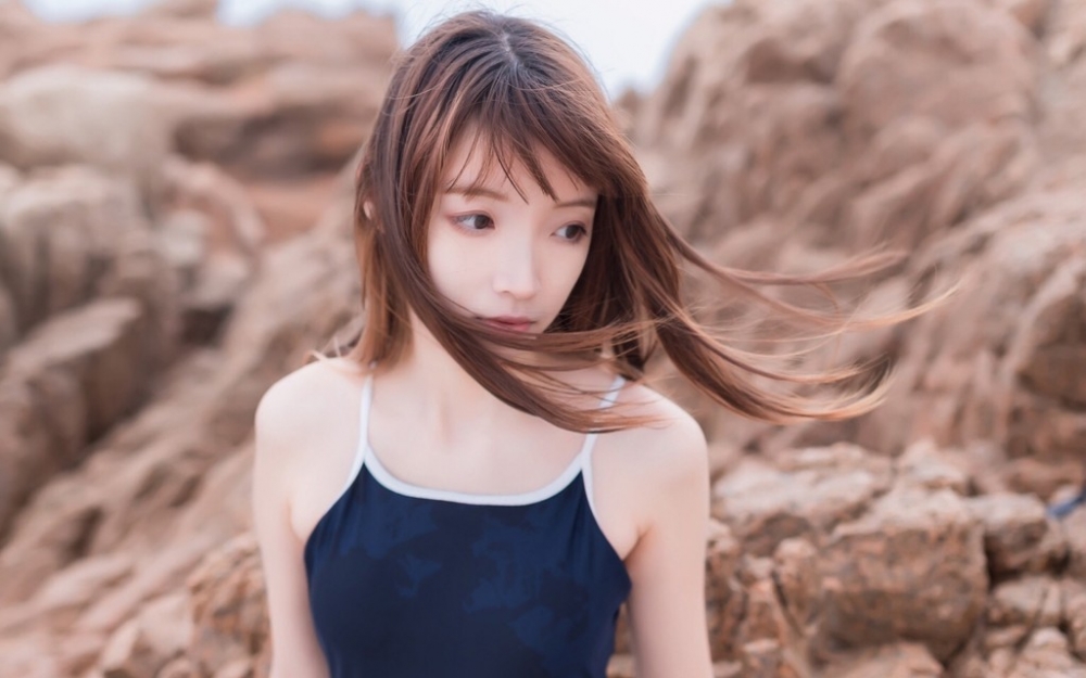 海边美女吊带连体泳衣香肩美腿性感撩人 海边美女吊带连体泳衣香肩美腿性感撩人