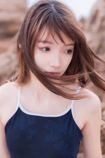 海边美女吊带连体泳衣香肩美腿性感撩人