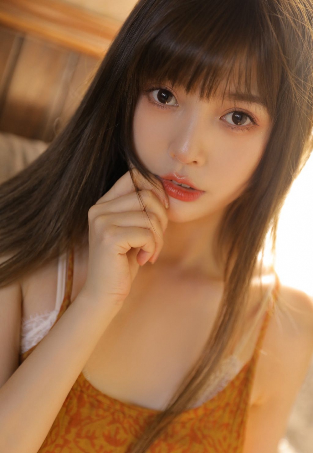长腿美眉吊带睡裙白嫩肌肤苗条身材 长腿美眉吊带睡裙白嫩肌肤苗条身材