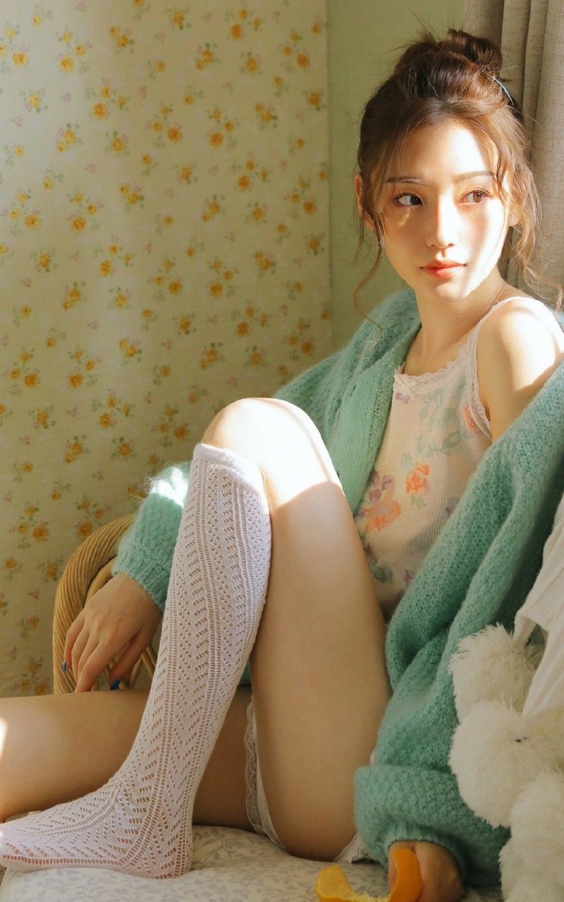 阳光下的丸子头萌妹子白丝美腿纤细匀称 阳光下的丸子头萌妹子白丝美腿纤细匀称