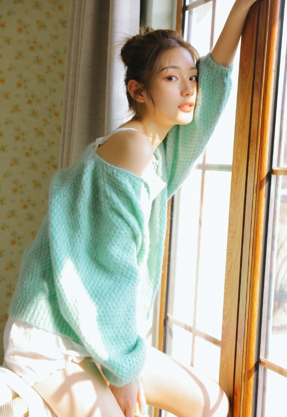 阳光下的丸子头萌妹子白丝美腿纤细匀称 阳光下的丸子头萌妹子白丝美腿纤细匀称