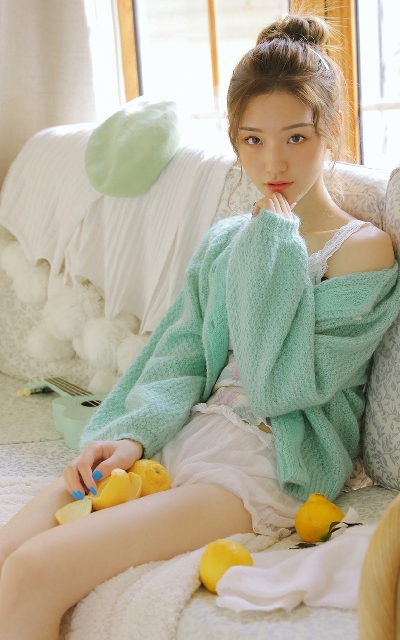 阳光下的丸子头萌妹子白丝美腿纤细匀称 阳光下的丸子头萌妹子白丝美腿纤细匀称