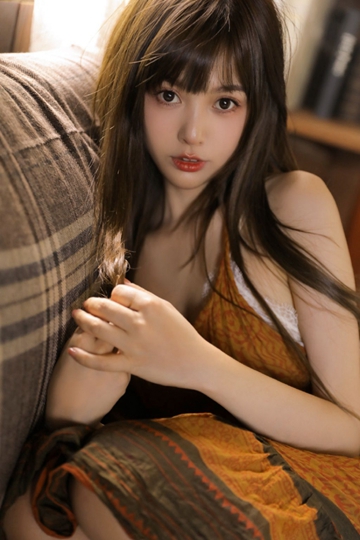 长腿美眉吊带睡裙白嫩肌肤苗条身材