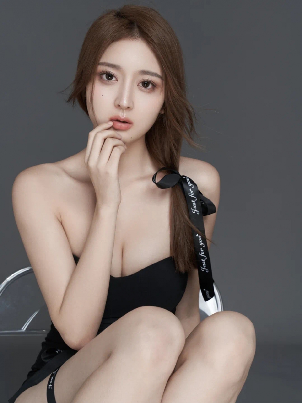 美腿美女低胸连体衣傲人事业线性感撩人 美腿美女低胸连体衣傲人事业线性感撩人