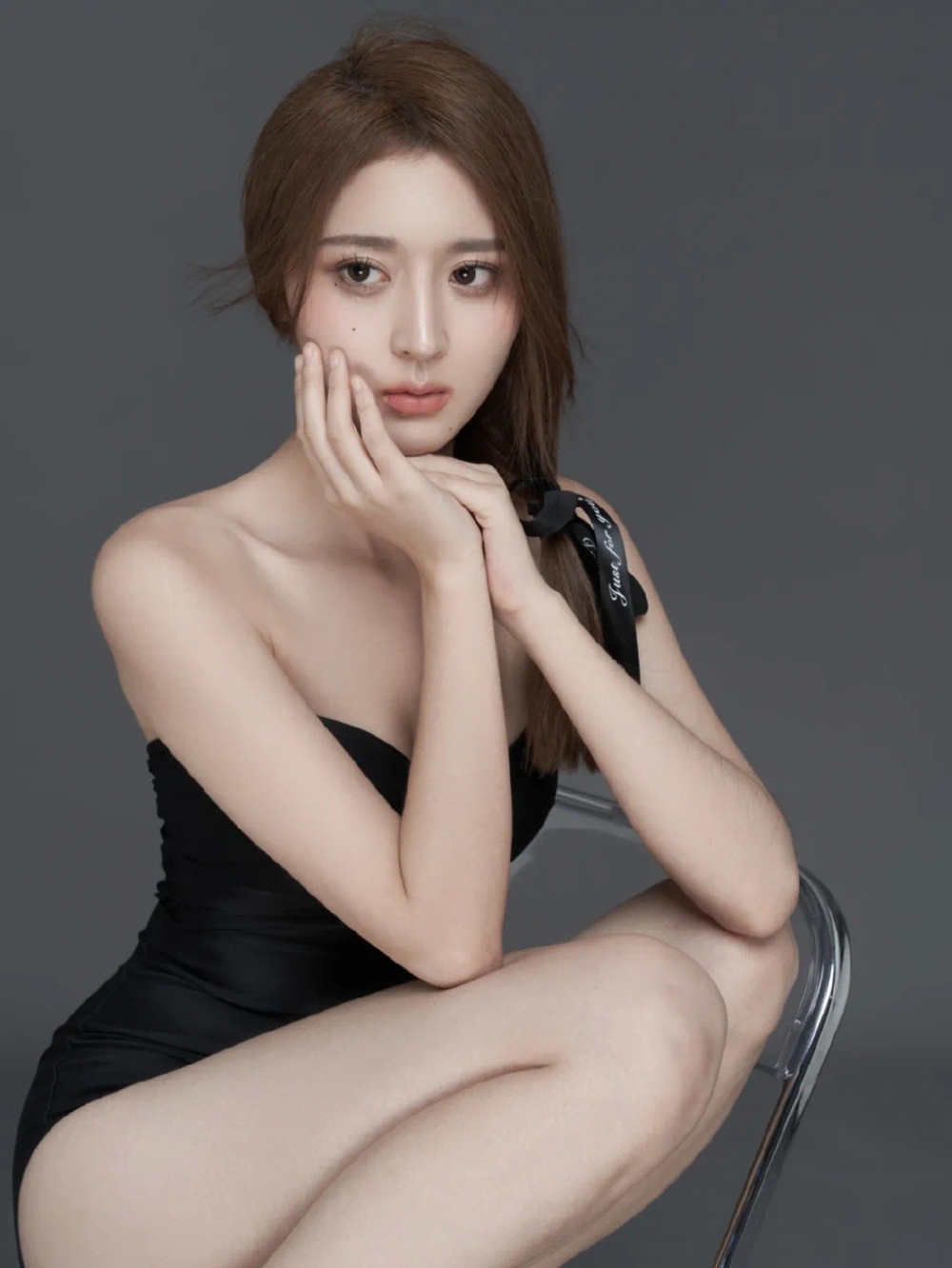美腿美女低胸连体衣傲人事业线性感撩人 美腿美女低胸连体衣傲人事业线性感撩人